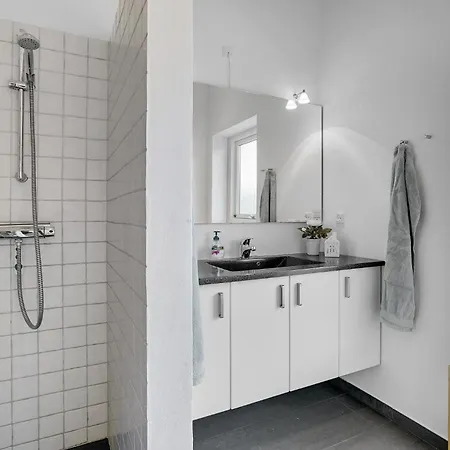 4 Bedroom Cozy In בית נופש Jerup